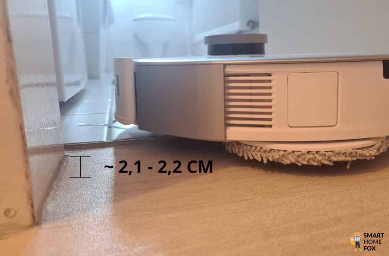 Der ECOVACS DEEBOT T20 OMNI überfährt eine hohe Türschwelle.